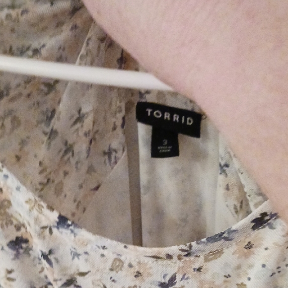 Torrid Beige Floral Ruched Top - Picture 2 of 5